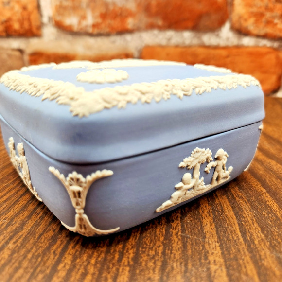 Wedgwood Jasperware Square Trinket Box – Ulysses & Chariot of Victory - Blue/Whi - Picture 5 of 8